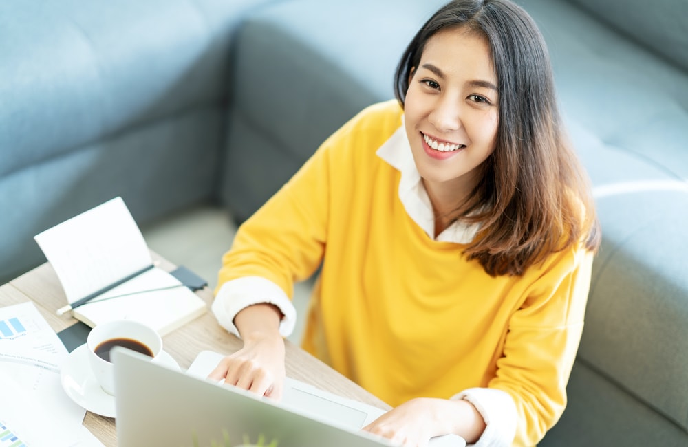 Emprendedora haciendo uso del marketing digital